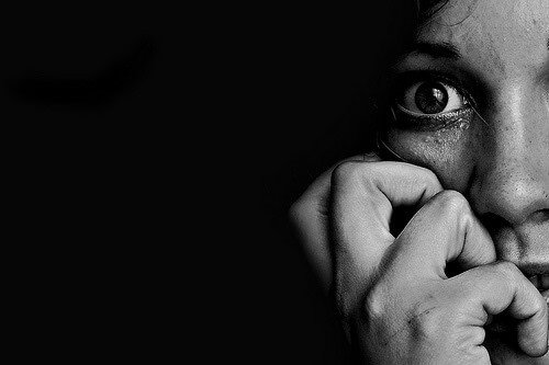 Nahaufnahme eines Gesichts, das Angst zeigt