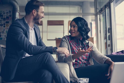 Zwei Mitarbeiter unterhalten sich angeregt.