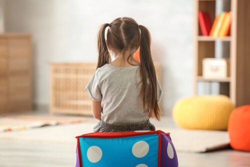 Ein Kind spielt allein in seinem Kinderzimmer.