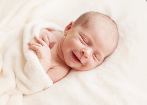 Ein Baby lächelt.