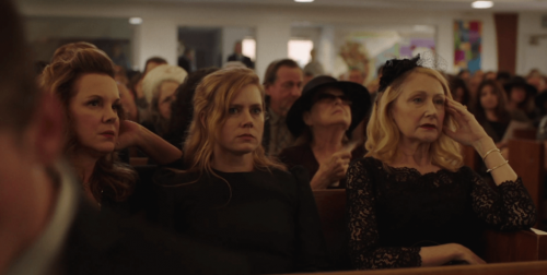 Charaktere aus der Serie "Sharp Objects" auf einer Beerdigung
