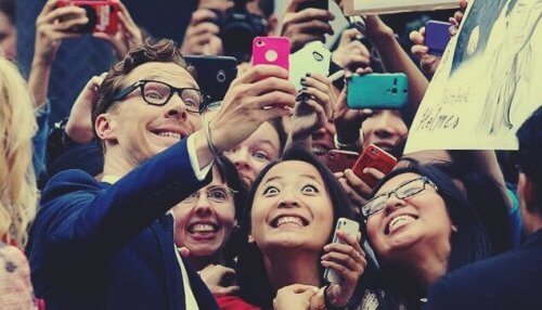 Benedict Cumberbatch fotografiert sich mit einigen Fans.