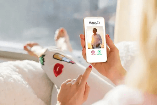 Frau benutzt eine Dating-App auf ihrem Handy