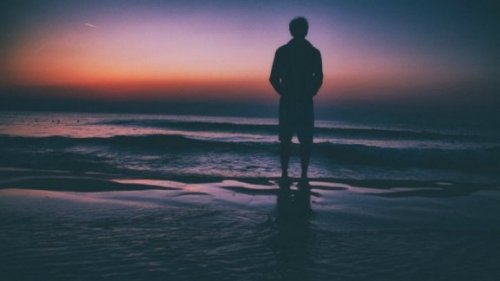Einsamer Mann am Strand