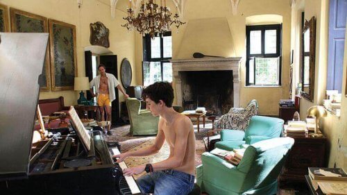 Elio spielt Klavier - eine Filmszene aus "Call Me by Your Name"