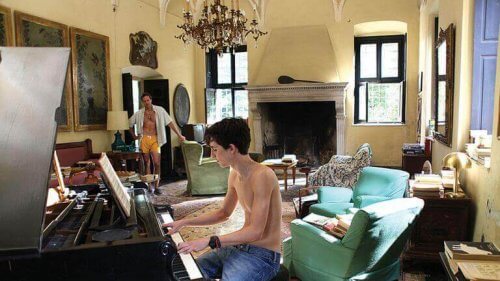Elio spielt Klavier  - eine Filmszene aus "Call Me by Your Name"