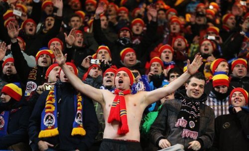 Fußballfans unterstützen ihr Team.