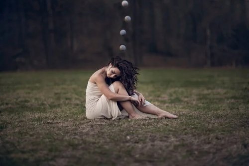 Traurige Frau auf einer Wiese