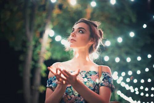 Frau vor Licht mit Licht in der Hand