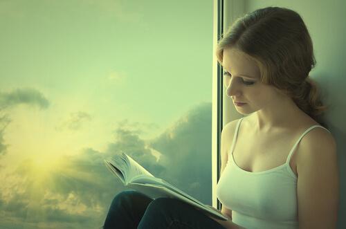 Ein Mädchen, das über introvertierte Menschen liest