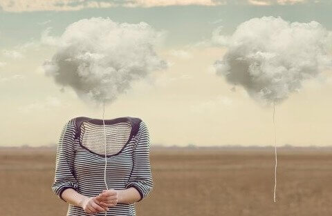 Frau, deren Kopf durch eine Wolke ersetzt wurde