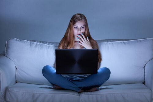 Frau schaut einen Film auf dem Laptop