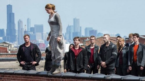 Suizidversuch - und eine Gruppe von Menschen schaut dabei zu