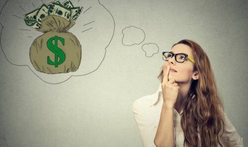 Frau träumt von Geld