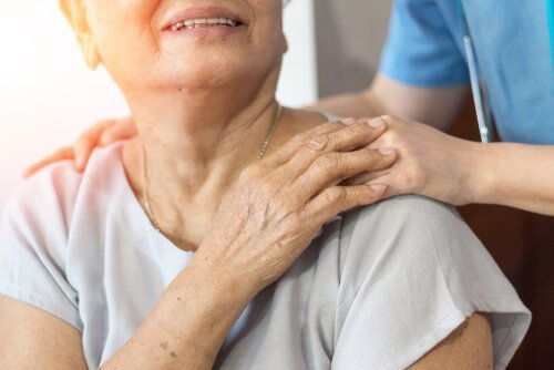 Freiwilliger mit Seniorin