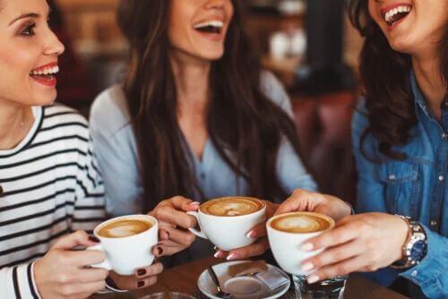 Freundinnen trinken Kaffee im Rahmen des Digital Detox