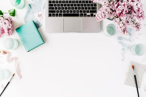 Arbeitsplatz verziert mit Blumen, die Glück bei der Arbeit darstellen