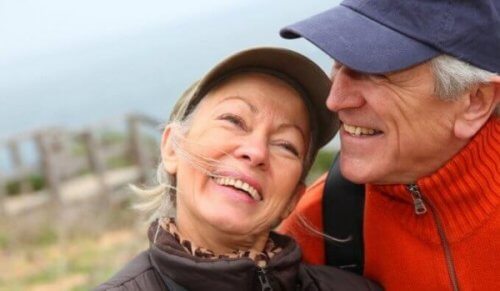 Emotionale Intelligenz bei Senioren durch glückliches Ehepaar verkörpert