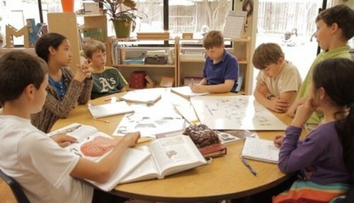 Gruppenarbeit in der Schule kann beim Lernen helfen. 