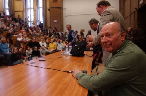 Imre Kertész auf einer Konferenz