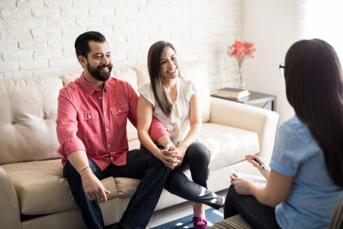 Ein Paar macht eine integrative Verhaltenstherapie für Paare. 