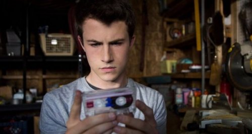 Junge hält eine Kassette in seiner Hand