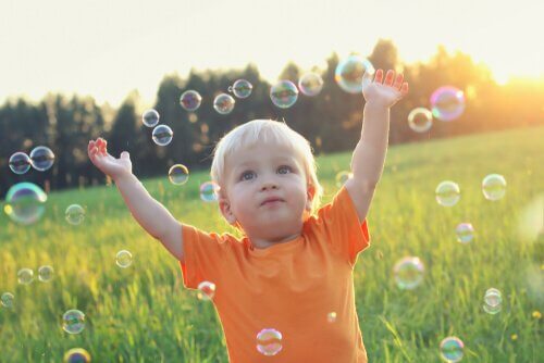 Junge spielt mit Seifenblasen