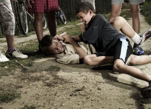 Zwei Jungs rangeln miteinander.