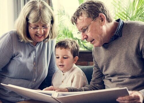Kängeru-Großeltern helfen in der Familie durch die Betreuung der Enkel, beispielsweise indem sie dem Enkel vorlesen. 