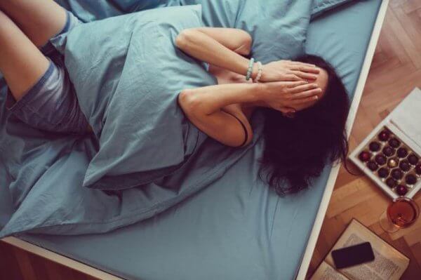 Frau im Bett, die nicht schlafen kann