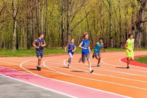 Kinder laufen bei einem Leichtathletikwettkampf. 