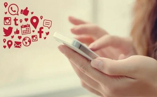 Mädchen schaut auf sein Handy