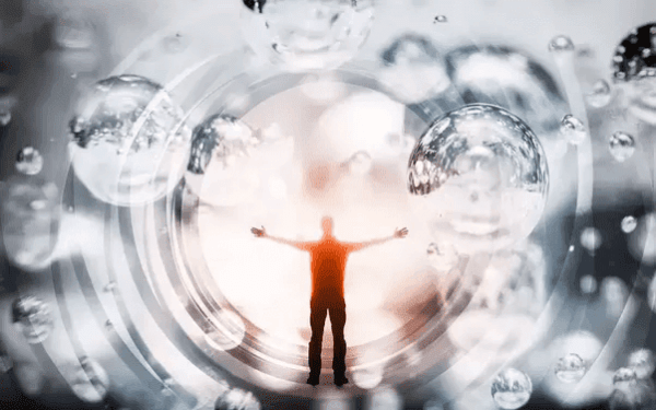 Mann in einem Tunnel mit Wassertropfen und Ringen