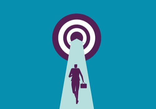 Mann läuft auf ein Ziel zu