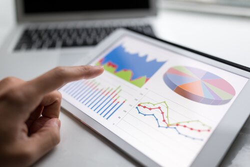 Mann liest deskriptive Statistiken