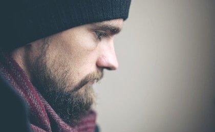 Mann mit Bart, der entschlossen ist