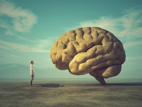 Ein Mann steht und starrt sein riesiges Gehirn an.