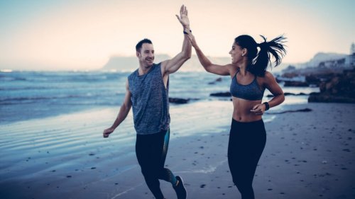 Mann und Frau joggen am Strand