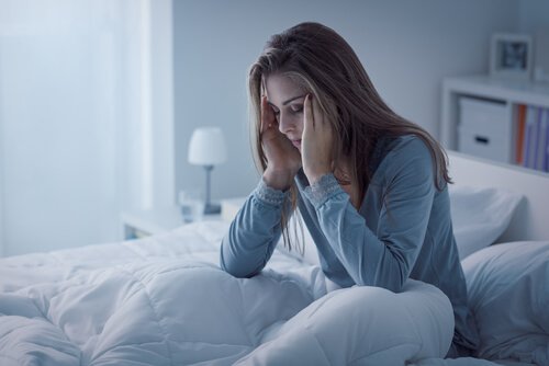 Frau, die an Schlaflosigkeit leidet