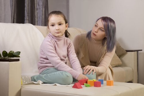 Eine Mutter versucht, mit ihrer Tochter zu sprechen.
