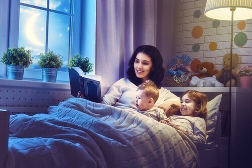 Mutter liest eine Gute-Nacht-Geschichte vor