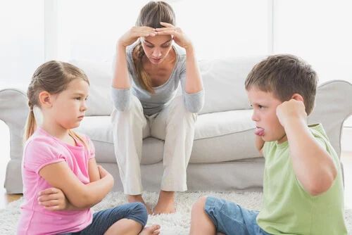 Mutter zwischen verärgerten Kindern