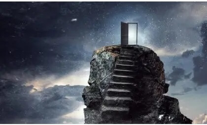 Treppe, die zu einer offenen Tür führt