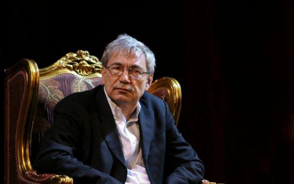 Orhan Pamuk sitzt im Lehnstuhl.