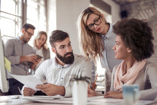 Personen, die in einem Team arbeiten