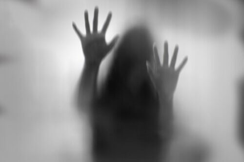 Schatten einer Frau hinter Milchglas versteckt