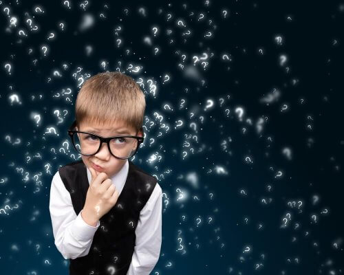 Ein Kind mit Brille vor lauter Fragezeichen, was das Potenzial von Kindern darstellt