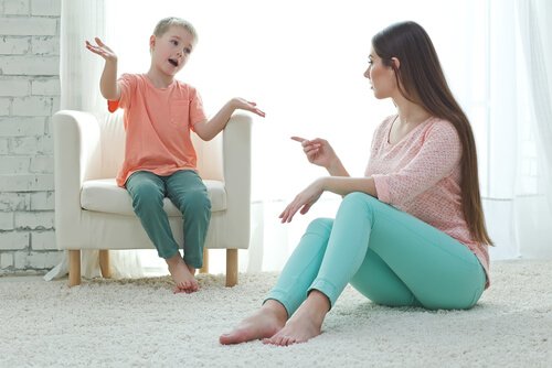 Ein Sohn unterhält sich mit seiner Mutter.