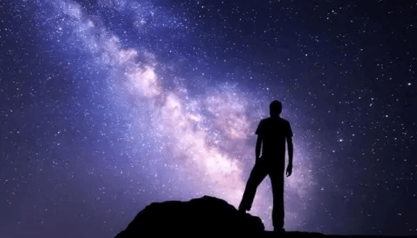 Mann schaut in den Sternenhimmel