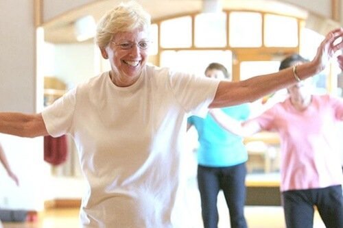 Ältere Frau erfährt die Vorteile von Tanz
